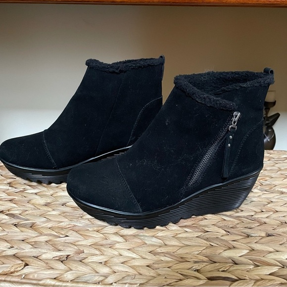 Sketchers Black suede leather Parallel - Day Date booties 10 - Picture 1 of 10